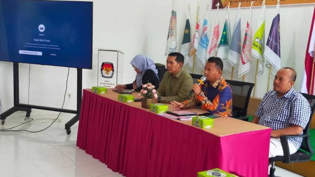 Ketua Divisi Teknis dan Penyelenggara Pemilu KPU Agam Zainal Fatli memimpin rapat menyerahkan berita acara. (Dok HO/KPU Agam)