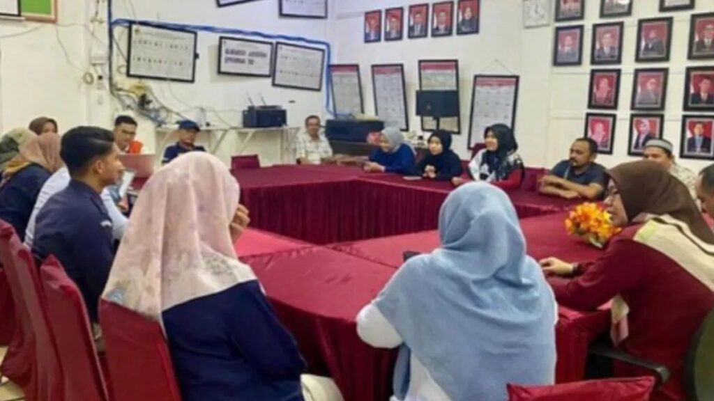 Suasana tahapan penyerahan perbaikan berkas persyaratan administrasi pasangan Calon Wali Kota dan Wakil Wali Kota Sawahlunto di KPU Sawahlunto, beberapa waktu lalu. (Antarasumbar/Yudha Ahada)