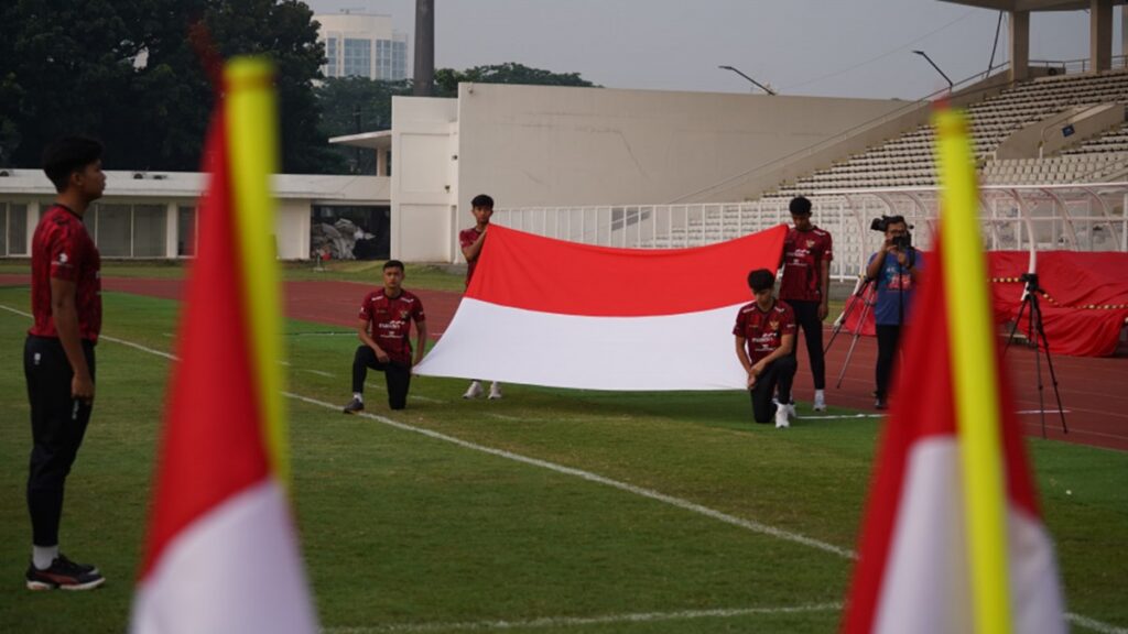 Timnas Indonesia U-20 saat menggelar upacara bendera HUT RI ke-79 ketika pemusatan latihan Agustus lalu. (dok. PSSI)