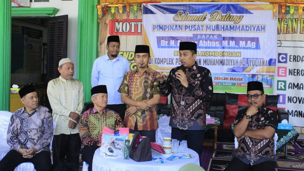 Calon Wakil Gubernur Sumatera Barat, Vasko Ruseimy, menegaskan komitmennya untuk memajukan sektor pendidikan di Sumatera Barat. Hal tersebut disampaikannya saat mendampingi Ketua Pimpinan Pusat Muhammadiyah, Buya Anwar Abbas, dalam kunjungan ke Kompleks Perguruan Muhammadiyah Hj. Yuliana di Limapuluh Kota, Ahad (22/9). (dok. istimewa)