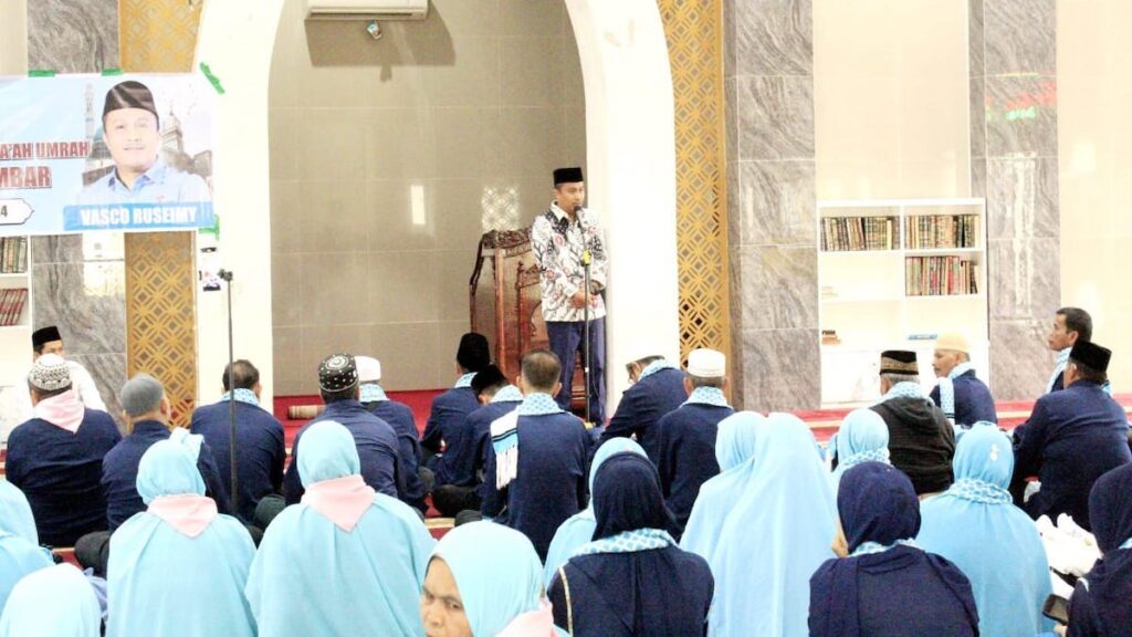 Vasko beri sambutan di hadapan jemaah umrah. (dok. istimewa)