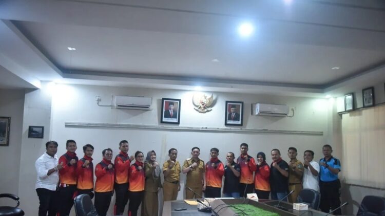 Pj Wali Kota Sawahlunto Fauzan Hasan melepas atlet dan pelatih dari Sawahlunto yang mengikuti PON XXI Tahun 2024, Senin. (Antarasumbar/Yudha Ahada)