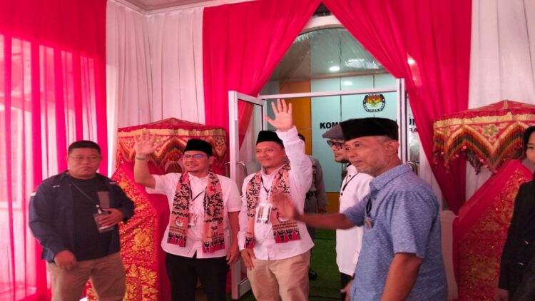 Bapaslon Bupati-Wakil Bupati Dharmasraya Adi Gunawan-Romi Siska Putra saat mendaftar ke KPU Dharmasraya. (Foto: Dok. Pribadi)