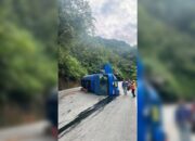 Truk Tangki Rebah Kuda di Sitinjau Lauik, Arus Padang-Solok Macet