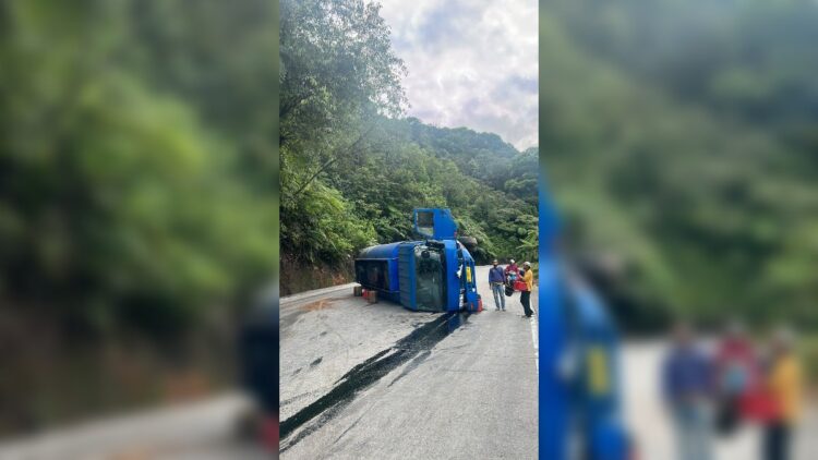 Truk tangki CPO terbalik di kawasan Sitinjau Lauik. (Foto: Dok. Istimewa)