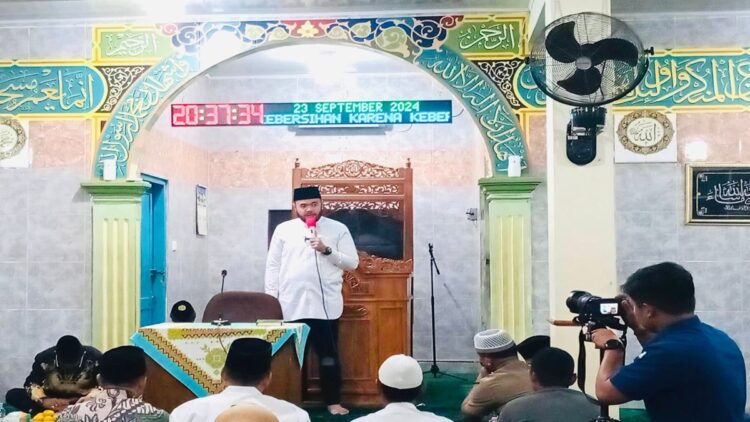 Cawako Padang, Fadly Amran menghadiri wirid jamaah Masjid Taufiq Pasar Ambacang dalam rangka memperingati Maulid Nabi Muhammad SAW yang jatuh pada 16 September lalu, Senin (23/9/2024) malam. (Foto: Dok. Tim FA)