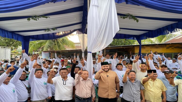 Calon Wali Kota (Cawako) Padang nomor urut 1, Fadly Amran Datuak Paduko Malano dengan Tenaga Kerja Bongkar Muat (TKBM) Teluk Bayur tergabung pada Koperasi Jasa Maritim (Kopermar), Kamis (26/9/2024) sore. (Foto: Dok. Tim FA)