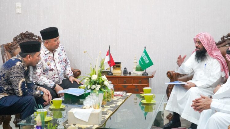 Pj Wako Padang, Andree Harmadi Algamar bertemu dengan Kepala Atase Agama Kedutaan Besar (Kedubes) Arab Saudi, Syaikh Ahmad Bin Isa Al Hazimi. (Foto: Dok. Prokopim)