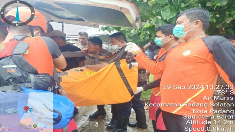 Proses evakuasi jasad pria tanpa identitas oleh Tim SAR Gabungan pada Minggu (29/9/2024) siang. (Foto: Dok. Istimewa)