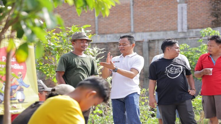 Cawawako Padang Hidayat ikut bergotong royong bersama warga Komplek Taruko 4, Kelurahan Bungo Pasang. (Foto: Dok. Istimewa)