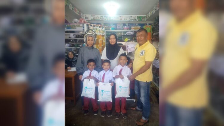 Pemko Pariaman memberikan bantuan seragam sekolah bagi siswa kurang mampu. (Foto: Dok. Istimewa)