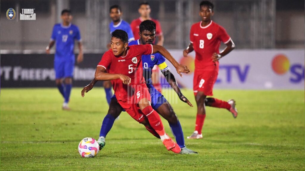 Bek Timnas U-20 Alfharezzy Buffon melewati pemain Maladewa. (dok. Timnas Indonesia di X)