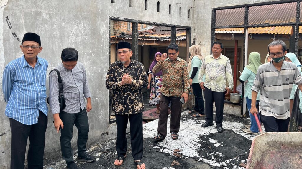 Calon Wakil Wali Kota Padang Maigus Nasir kunjungi korban kebakaran. (dok. istimewa)