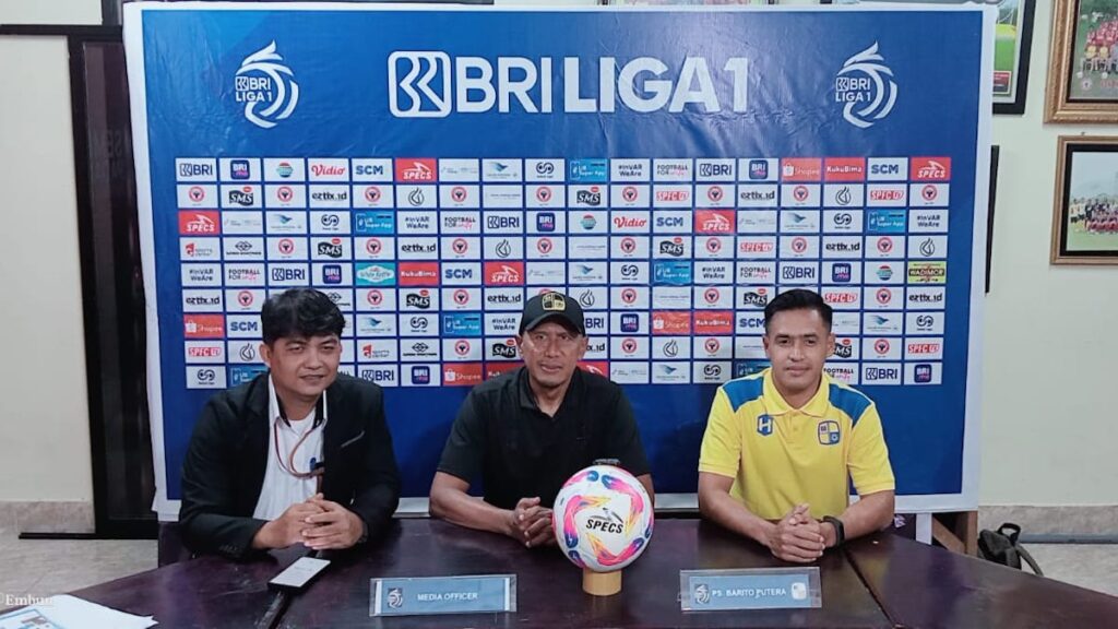 Pelatih Kepala Barito Putra, Rahmad Darmawan dan Novan Setya Sasongko dalam sesi prematch press conference, Rabu siang. (dok. Radarsumbar)