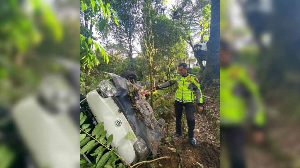 Dua mobil masuk tebing di kawasan Silaiang Kariang, Senin (16/9/2024) sore. (dok. istimewa)