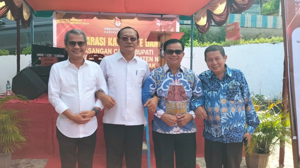 Kedua pasangan calon Bupati dan Wakil Bupati Nias saat foto bersama di sela-sela deklarasi kampanye damai di halaman gedung kantor KPU Kabupaten Nias, Jalan Pancasila 29A di Hiliweto, Gido. (dok. Kariadil Harefa/RadarSumbar)