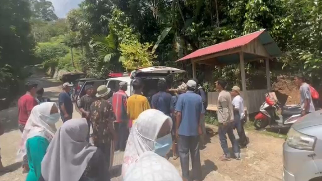 Evakuasi penambang yang tertimbun longsor di Sungai Abu, Kecamatan Hiliran Gumanti, Kabupaten Solok. (dok. istimewa)