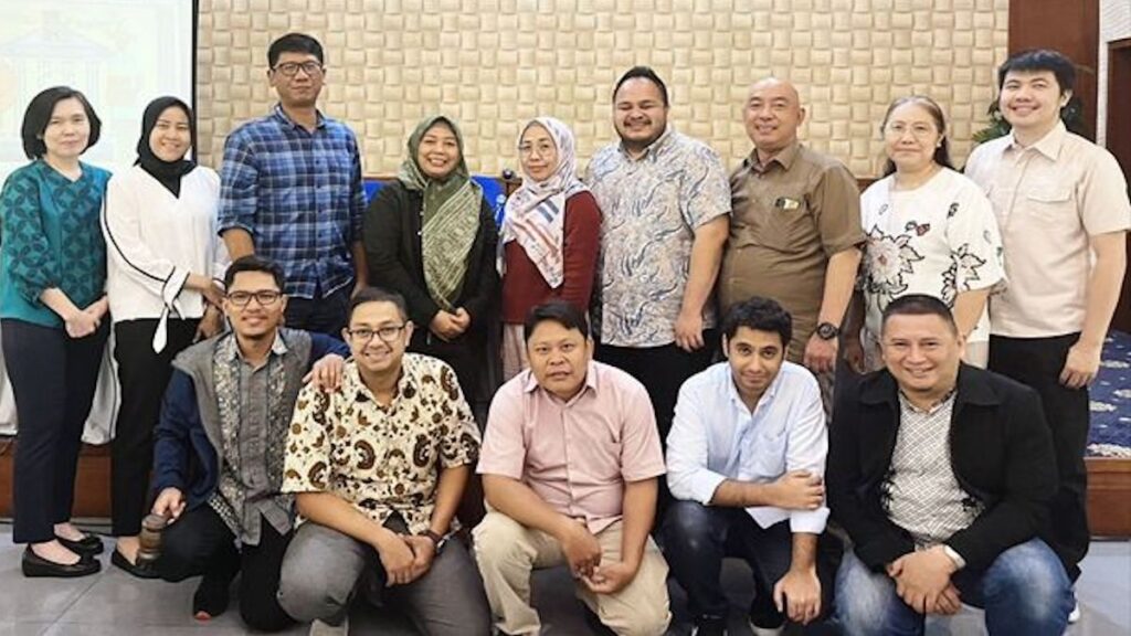 Foto bersama jajaran PT Kharims Pemasaran Bersama Nusantara bersama pecinta teh. (dok. istimewa)