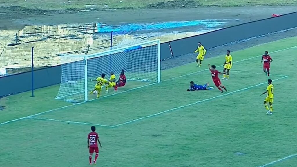 Gol pemain Semen Padang FC Ryohei Michibuchi yang dianulir wasit. (dok. tangkapan layar)