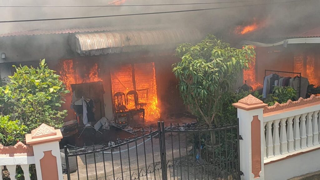 Kebakaran rumah milik PNS Polri di kawasan Ampang, Kecamatan Kuranji pada Jumat (13/9/2024) siang. (Foto: Dok. Dinas Damkar Padang)