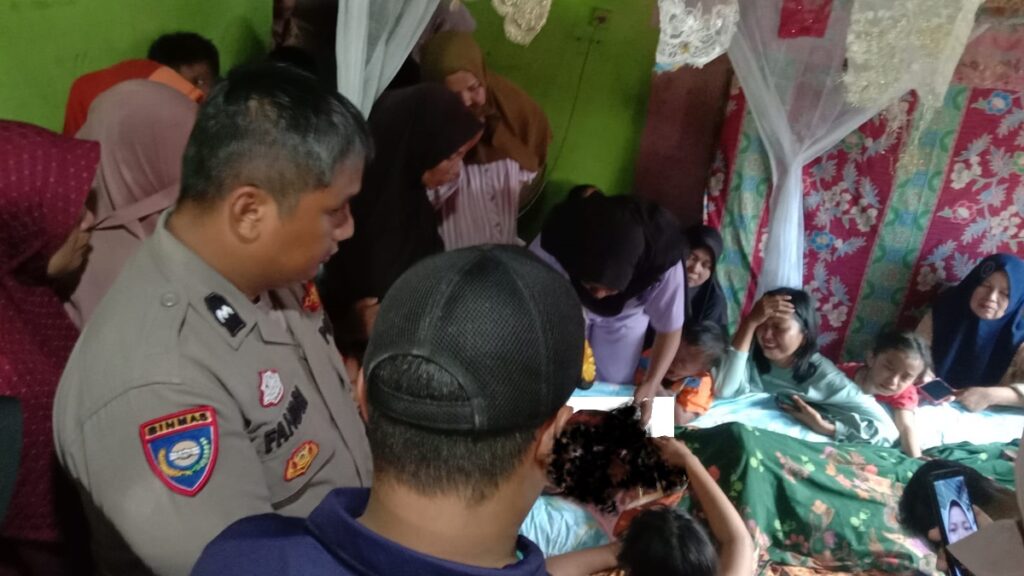 Korban tersengat listrik saat pasang baliho di Pessel. (dok. istimewa)