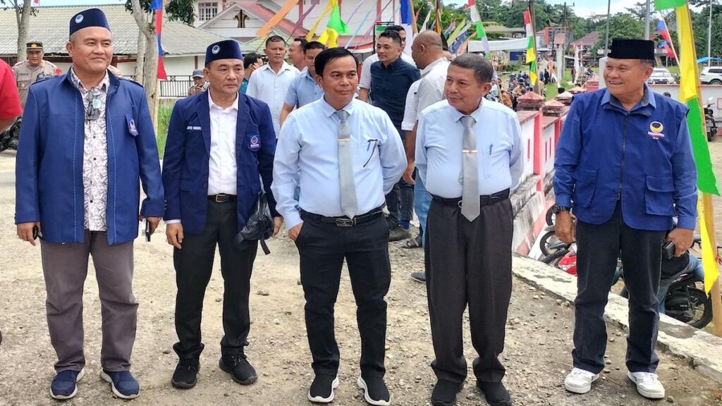 Alinuru Laoli dan Faozanolo Zai (tengah) saat mendaftar ke KPU Kabupaten Nias, Sumatera Utara (Sumut), Jalan Pancasila No 29A Hiliweto Gidö, Kamis (29/8/2024). (dok. Kariadil Harefa/RadarSumbar)