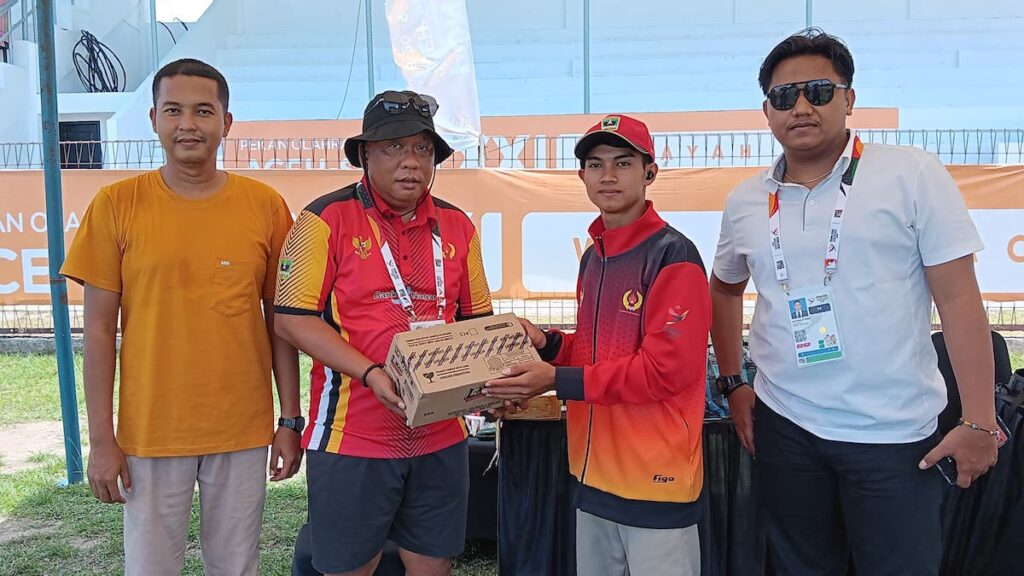 Panitia Kontingen PON Sumbar menemui atlet F9U Daniel Danuarta dan menyerahkan bantuan minuman suplemen di Stadion Sabang-Merauke saat berlatih jelang laga Senin mendatang. (dok. istimewa)