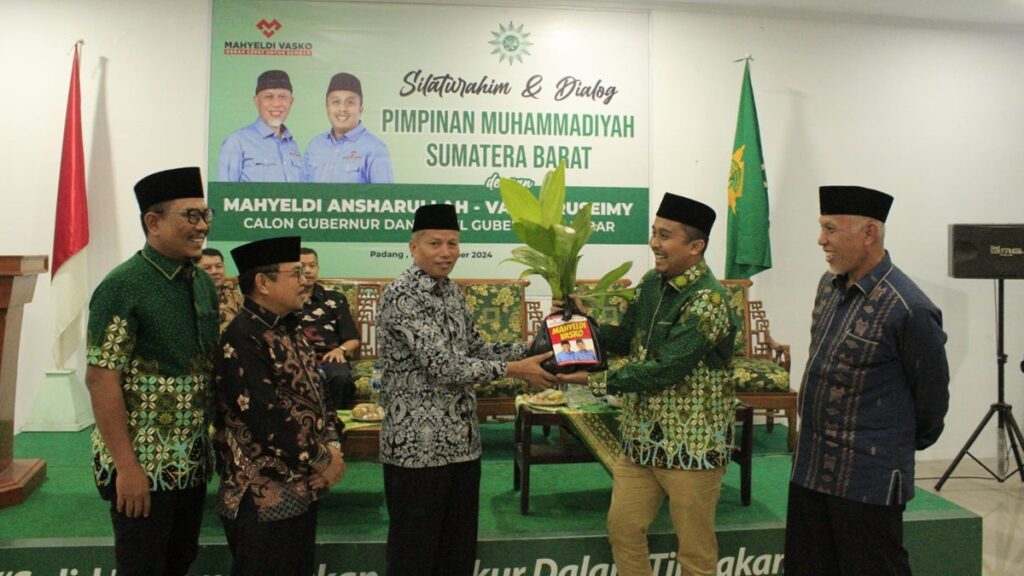 Penyerahan bibit pinang wangi dari Mahyeldi-Vasko ke Muhammadiyah Sumbar. (dok. istimewa)