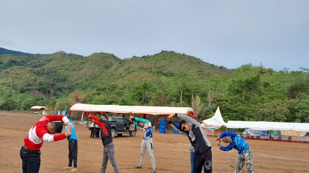 Tim Paralayang Sumbar latihan ringan di lokasi venue pertandingan PON XXI. (dok. istimewa)