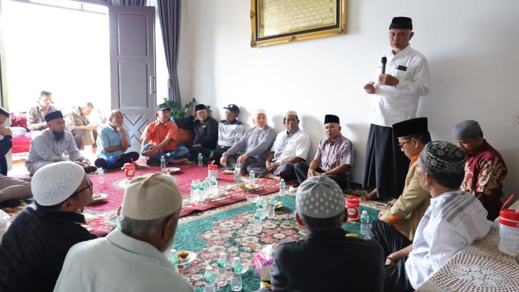 Pertemuan Mahyeldi dengan tokoh adat di Bukittinggi. (dok. istimewa)