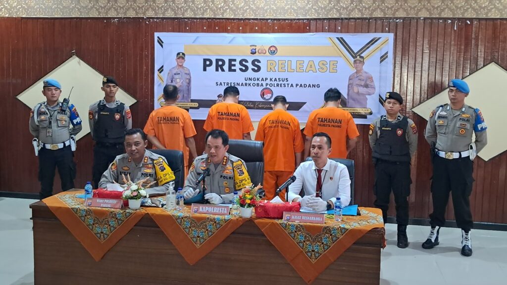 Kapolresta Padang, Kombes Ferry Harahap (tengah) didampingi Wakapolresta, AKBP Ruly Indra Wijayanto (kiri) dan Kasat Reserse Narkoba, AKP Martadius memaparkan penangkapan tiga anggota DPRD Kepulauan Mentawai dan satu warga sipil dalam kasus penyalahgunaan narkotika, Senin (23/9/2024) siang. (Foto: Dok. Muhammad Aidil)