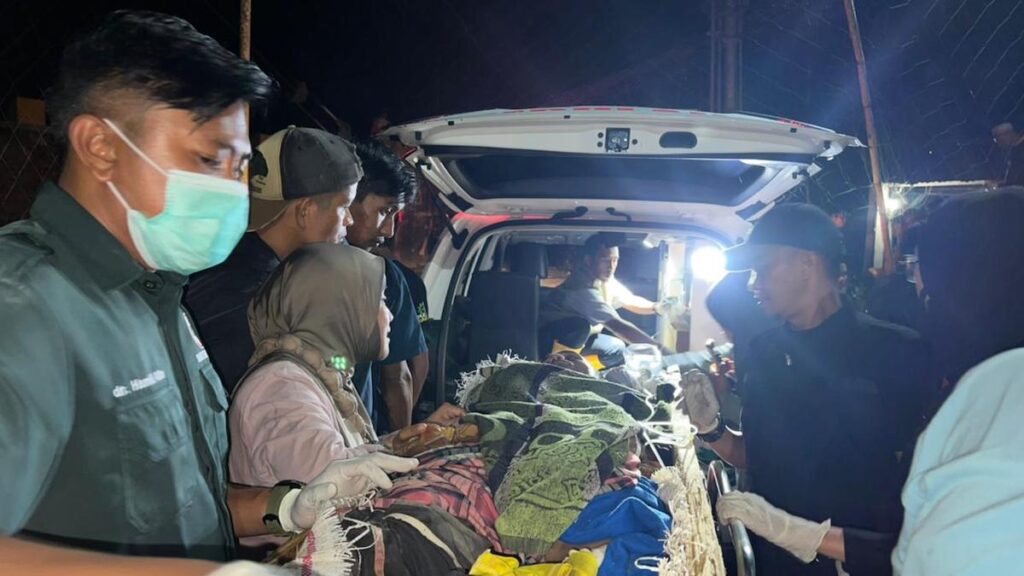 Proses evakuasi korban selamat dari tambang longsor di Sungai Abu, Kabupaten Solok. (dok. Basarnas Padang)