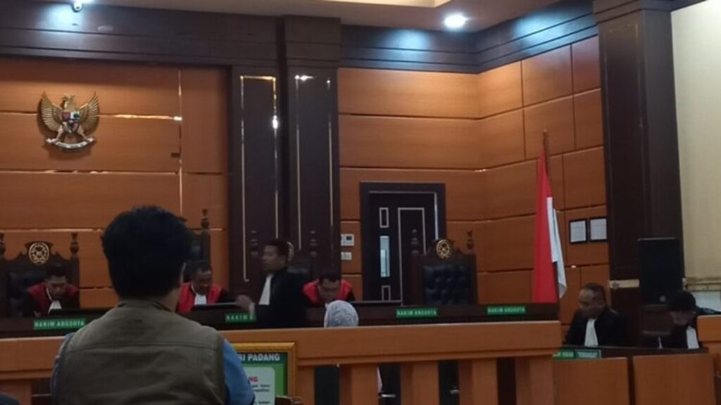 Sidang pembacaan pledoi kasus penggelapan di PN Padang. (dok. istimewa)