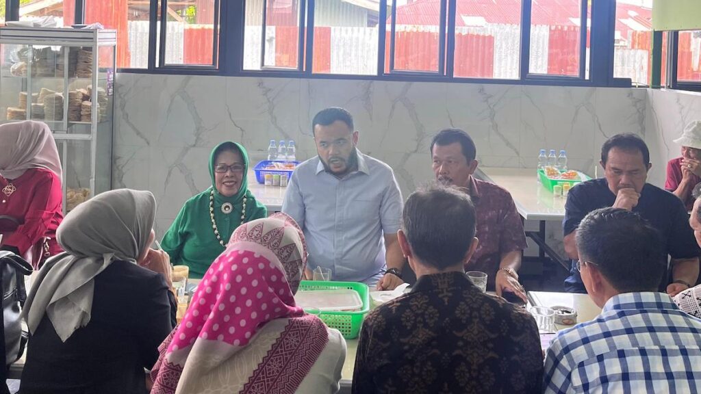 Calon Wali Kota Padang Fadly Amran bertemu dengan Komunitas Padang Panjang dan sekitarnya pada acara sarapan pagi yang bertempat di Katupek Pitalah pada Selasa (10/9/2024) pagi. (dok. istimewa)