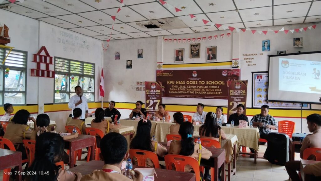 Komisioner KPU Kabupaten Nias John Apriman Mendrofa memberikan arahan edukasi kepada para siswa-siswi di SMA Negeri 1 Botomuzoi, yang merupakan pemilih pemula terkait Pemilu/Pilkada 2024. [Kariadil Harefa/Radarsumbar]