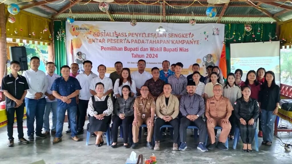 Para peserta dan panitia penyelenggara kegiatan sosialisasi penyelesaian sengketa antar peserta tahapan kampanye pemilihan Bupati dan Wakil Bupati Nias 2024, Selasa (10/9/2024). (Kariadil Harefa/Radarsumbar)