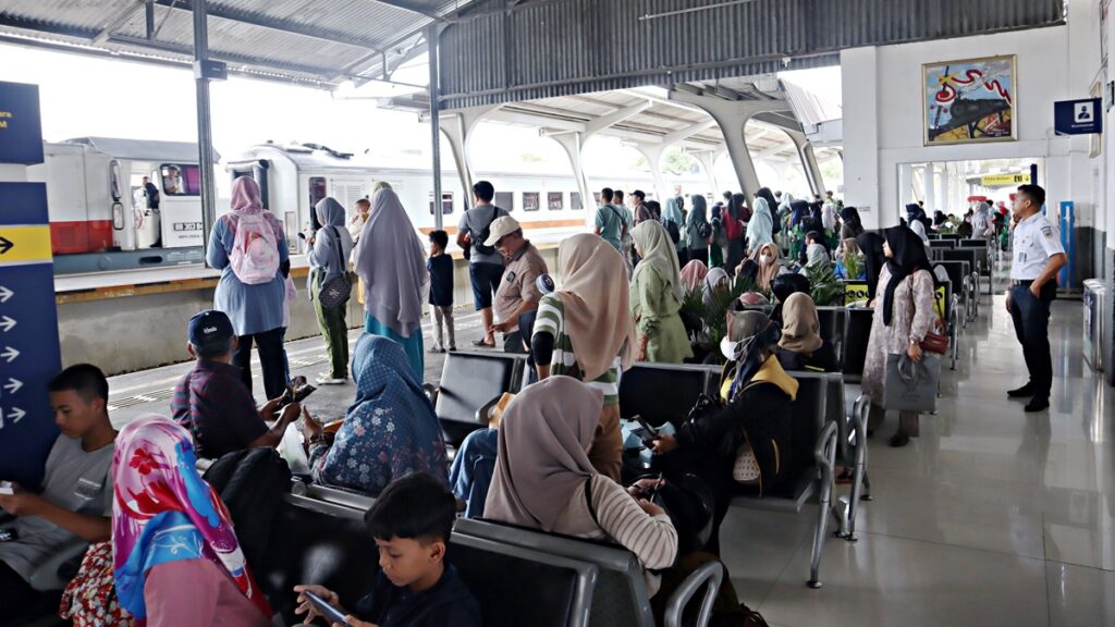 Suasana penumpang di Stadion KAI Divre II Sumbar. (dok. istimewa)