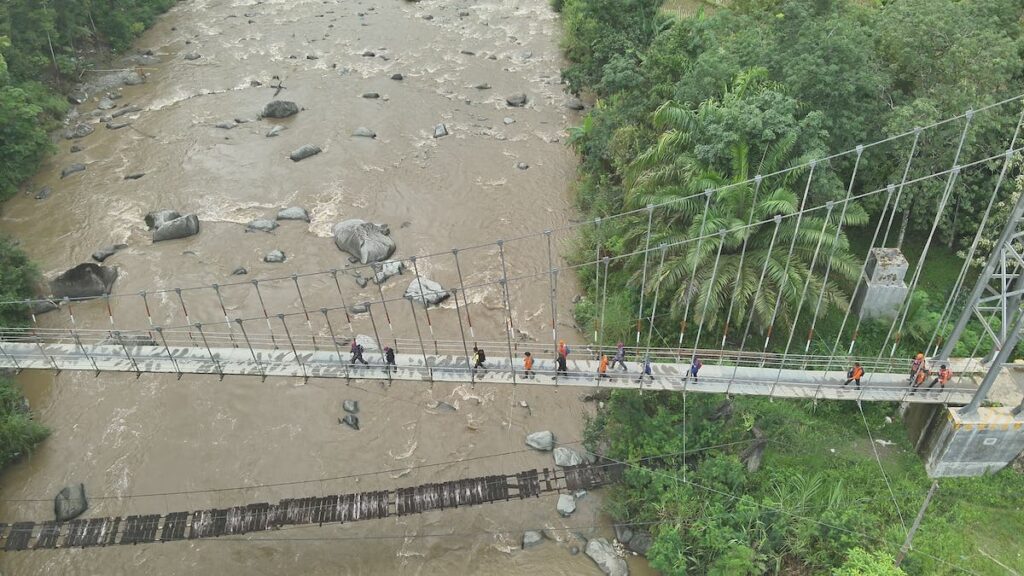 Tim SAR gabungan berjalan menuju lokasi evakuasi korban tambang longsor di Sungai Abu, Kabupaten Solok. (dok. istimewa)