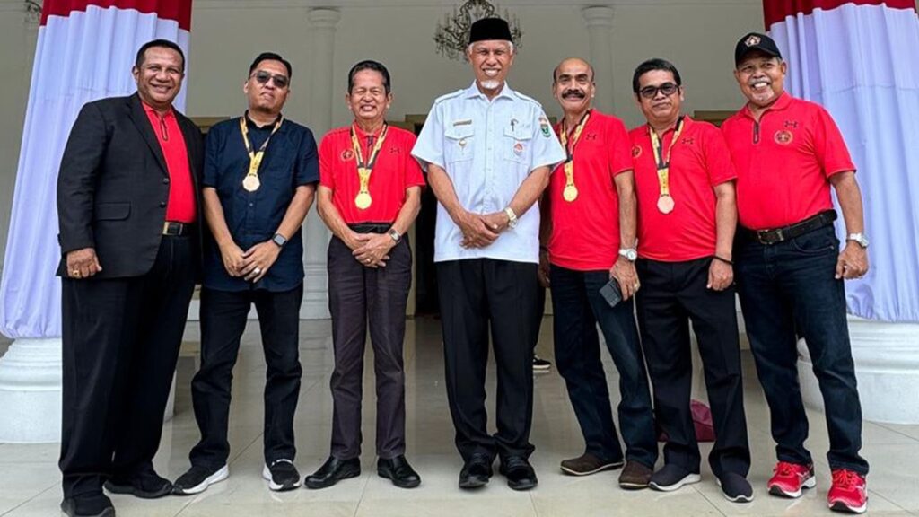 Tim Sumbar penerima medali di Porwanas 2024 bersama Gubernur Mahyeldi. (dok. istimewa)