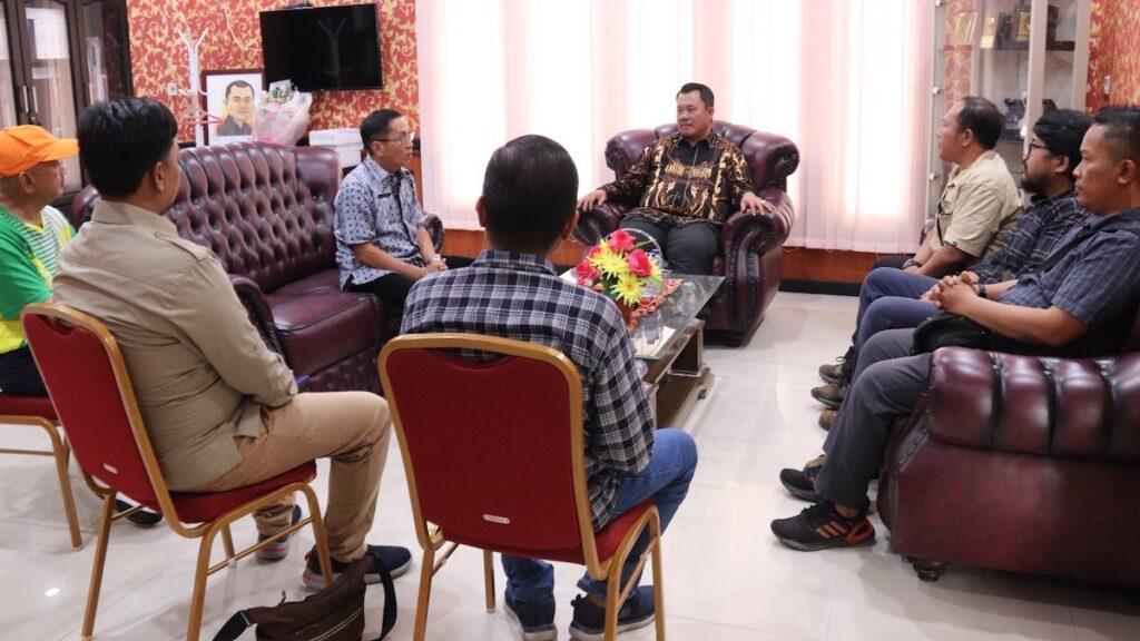 Wali Kota Gunungsitoli Sowa'a Laoly sambut Tim Survei dari Kementerian Lingkungan Hidup dan Kehutanan RI. (dok.Humas)