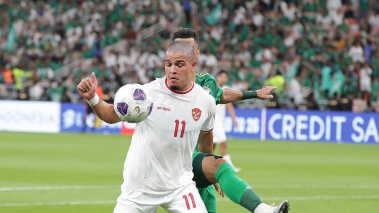 Pemain Timnas Indonesia, Ragnar Oratmangoen berebut bola dengan pemain Arab Saudi dalam Kualifikasi Piala Dunia 2026. (Foto: Dok. PSSI)