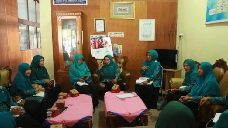 Sejumlah kader TP-PKK Kota Solok Sumatera Barat saat mengadakan pertemuan. ANTARA/HO-Diskominfo Kota Solok.