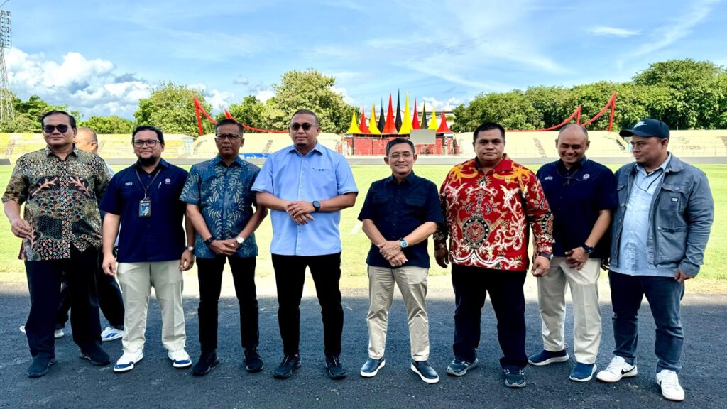 Andre Rosiade bersama manajemen PT Semen Padang, PT KSSP dan Hutama Karya saat peninjauan Stadion Haji Agus Salim. (dok. Radarsumbar)