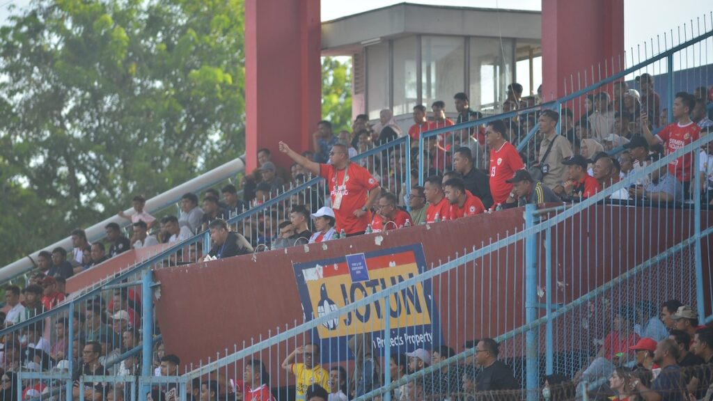 Andre Rosiade menonton langsung laga Semen Padang FC vs Dewa United. (dok. Radarsumbar)