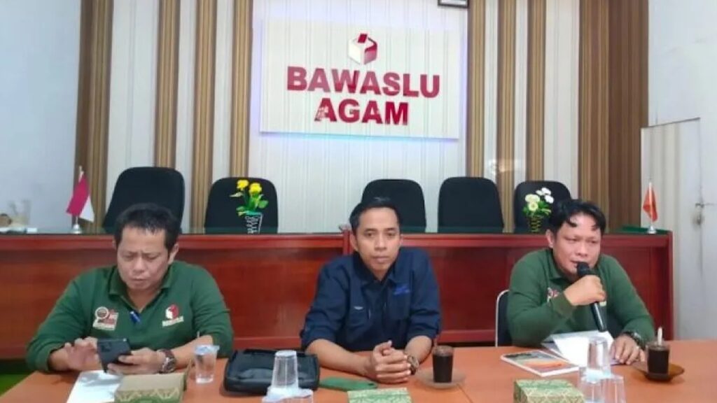 Koordinator Divisi Pencegahan, Parmas dan Humas Bawaslu Agam Yuhendra (tengah). (Dok Antara/Yusrizal)