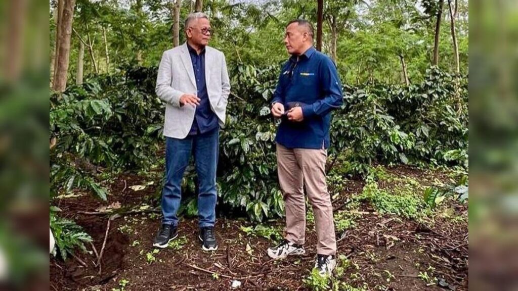 Direktur Utama Holding Perkebunan PTPN III (Persero) Mohammad Abdul Ghani (kiri) bersama Dirut PalmCo Jatmiko Santosa saat di kebun kopi JCE, Bondowoso Jawa Timur. (dok. istimewa)