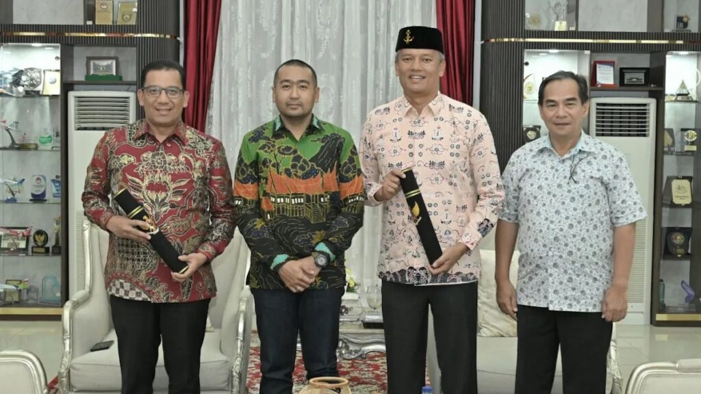 Plt Gubernur Sumatera Barat, Audy Joinaldy menyerahkan SK Mendagri tentang Perpanjangan masa jabatan Pj Wali Kota. (ANTARA/HO-Biro Adpim Sumbar)