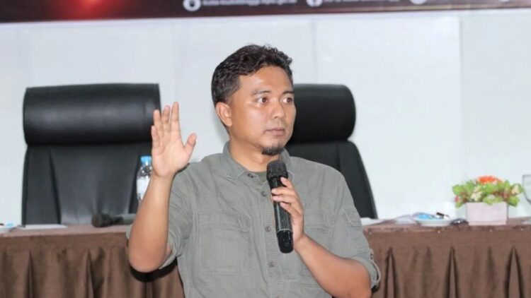 Ketua Divisi Sosialisasi Pendidikan Pemilih Partisipasi Masyarakat dan SDM KPU Kota Bukittinggi, Muhammad Fauzan Harza. KPU menerbitkan aturan pemasangan alat peraga kampanye (APK) selama Pilkada 2024 Bukittinggi. (Antara/Al Fatah)