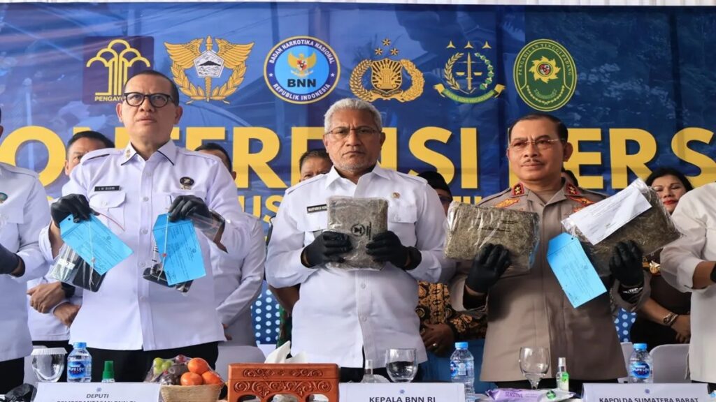 Kepala BNN RI Komisaris Jenderal (Komjen) Polisi Marthinus Hukom (tengah) memperlihatkan barang bukti ganja saat konferensi pers pengungkapan kasus narkotika jenis ganja seberat 624 kilogram di Padang, Jumat (18/10/2024). (ANTARA/Muhammad Zulfikar)