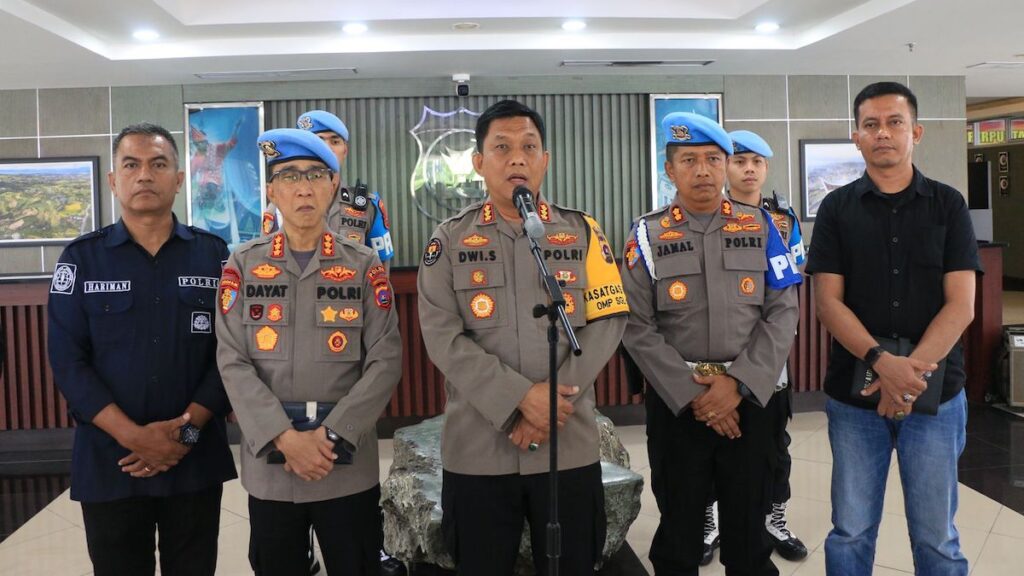 Kabid Humas Polda Sumbar Kombes Dwi Sulistiawan dan jajaran Dit Provost beri keterangan terkait sidang anggota polisi yang terlibat kasus Afif Maulana. (dok. Bidhumas Polda Sumbar)